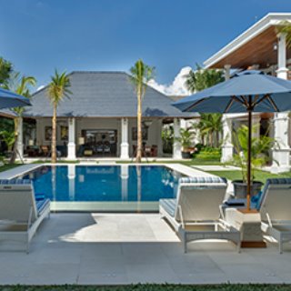 villa poolside overview