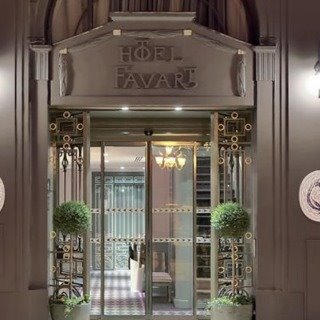 hotel entrance & lobby